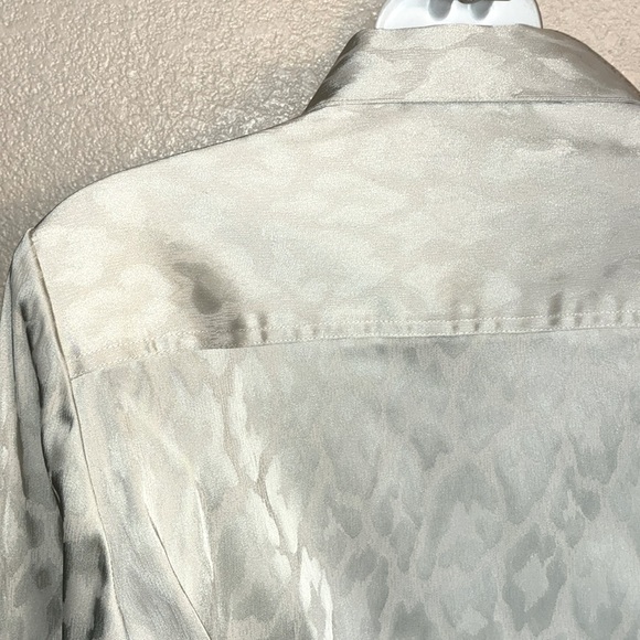 ANN TAYLOR leopard silver/white satin top, wrap front, collar, wide sash 10 - Picture 10 of 17